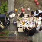 No hay mejor forma de entender una ciudad que viviendo el día a día con la gente de allí. Alójate con un amigo en su propia casa, mira si en tu destino se organizan intercambios o prueba con el couchsurfing, aunque sólo sea para ver qué ta...