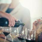 Además de los conocidos beneficios del vino, un viaje dedicado específicamente a las catas puede servir para reunir (de nuevo) a amigos y/o familiares. No hay nada que estimule más la conversación que una mesa compartida, un buen queso, cero...