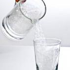 Nivel de acierto: Si el jarro es de agua, podemos decir que el agua ayuda a sobrellevar los catarros aunque no los cura. El doctor Sacristán explica que "beber abundante líquido es muy importante en los procesos catarrales porque ayuda...