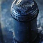 Nivel de acierto: El refrán acierta en una parte (el exceso de sal es contraproducente para la salud), pero patina en la cantidad. ¿A qué se refiere el refrán con poca sal? ¿Cuánta es exactamente? ¿Estamos hablando de eliminarla? "...