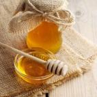 Nivel de acierto: Si cada vez que tienes catarro, tu madre te dice desde el otro lado del teléfono que debes tomar miel, no deberías ignorar sus consejos. Como asegura el doctor Gargantilla, "la miel tiene beneficios antimicrobianos y ...