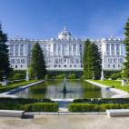 También llamado Palacio de Oriente, se trata de una de las siete residencias oficiales de los reyes que gestiona Patrimonio Nacional y que están abiertas al público. Aunque es la residencia oficial de los monarcas, Juan Carlos I optó por no ...