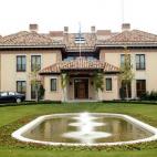 Cuando todavía era príncipe de Asturias, Felipe VI decidió construir una casa independiente en el recinto del palacio de la Zarzuela, donde se instaló con su esposa Letizia. Se trata de un chalé de 1.800 metros cuadrados útiles, conocido c...