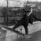 Un actor de bodevil desde los seis años y un genio de la comedia muda que jamás recibió un Oscar, ni como actor ni como director, productor ni guionista, que también lo era. En 1960 le concedieron uno honorífico por "su talento excepcional ...