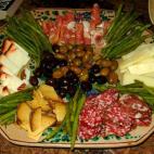 Italia es otro de los países cuya tradición culinaria se ha extendido por todo el mundo. Cenar pasta o pizza seguro que seduce a más de uno, pero si quieres un menú al más puro estilo italiano para estas fechas entonces hay dos nombres clav...