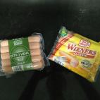 Un paquete de salchichas estilo Viena de Hacendado (1,18 euros) y de Oscar Mayer (1,94 euros).