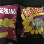 Una bolsa de patatas fritas sabor serrano de Hacendado (0,90 euros) y otra de Ruffles sabor a jam&oacute;n (1,35 euros).