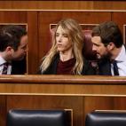 El líder del Partido Popular, Pablo Casado (d) conversa con la portavoz de su partido en el Congreso , Cayetana Álvarez de Toledo (c) y el secretario general del PP, Teodoro García Egea (i) en el hemiciclo del Congreso.