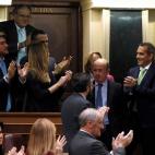 El diputado de Vox Antonio Gil Lázaro,c., es aplaudido por sus compañeros después de que Vox haya logrado entrar en la Mesa del Congreso al menos con una vicepresidencia, tras conseguir 52 votos, todos los de su formación política.