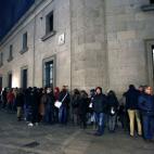 Desde el pasado lunes por la tarde la gente ha hecho cola en el Teatro Real