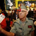 Uno de los asistentes, ataviado con indumentaria de la Legión, muestra sus décimos