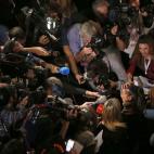 Los medios de comunicación rodean a una señora que creía que le había tocado el cuarto premio.