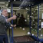 El dueño de la administración de lotería de la calle Orense,50, en Madrid, celebra la venta de número 52215, cuarto premio del sorteo extraordinario de la Loteria de Navidad.