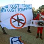 Un grupo de activistas permanecen concentrados en el Muelle Santo Amaro de Lisboa, a la espera de la llegada de la joven activista sueca Greta Thunberg, desde donde partirá este martes hacia Madrid para participar en la cumbre del clima COP25. ...