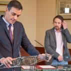 Sánchez, observado por Iglesias, en el acto de anuncio del preacuerdo