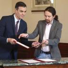 PSOE y Unidas Podemos firman un acuerdo de Gobierno progresista