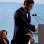 La ministra española para la Transición Ecológica en funciones, Teresa Ribera (i), escucha la intervención del presidente del Gobierno español, Pedro Sánchez