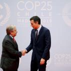 El presidente del Gobierno en funciones, Pedro Sánchez (d), saluda al secretario general de la ONU, António Guterres, al inicio de la vigésimo quinta conferencia del clima de la ONU (COP25)