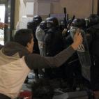 Un manifestante grita a la policía
