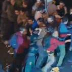 Los manifestante se alejan de los policías