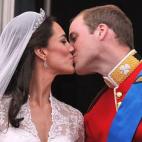 Millones de personas en todo el mundo vieron en directo el esperado beso entre el príncipe Guillermo de Inglaterra y Kate. La escena que ya ha pasado a la historia ocurrió en el balcón del Palacio de Buckingham de Londres el 29 de abril de 2011.