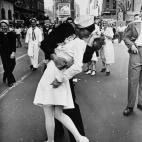 La foto "V-J Day in Times Square" de Alfred Eisenstaedt (tomada el 14 de agosto de 1945) tiene un lugar indiscutible en la historia de los besos fotografiados, a pesar de las dudas recientes sobre si la imagen en realidad retrata un abuso sexual…