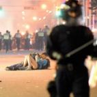 La foto de Vancouver de Richard Lam ( tomada en las manifestaciones del 15 de junio de 2011) fue portada en todo el mundo. No se trató de un beso romántico, en realidad, sino el momento en que un joven preocupado trata de auxiliar a su novia h...