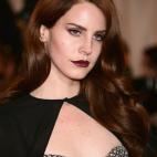 Lana del Rey añade dramatismo al subir la intensidad del rojo de labios.