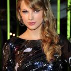 A Taylor Swift le favorece especialmente esta estética, y ella lo sabe.