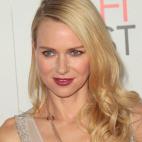 Charlize Theron lo adapta a su cabello lacio.