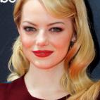 Emma Stone hace suyo el peinado recogiéndolo levemente a la altura de la sien.