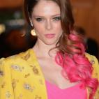 La modelo Coco Rocha añadió riesgo y extensiones en la presentación de la exposición sobre Schiaparelli y Prada en el MET.