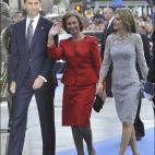 De Felipe Varela en guipur gris con manga larga.