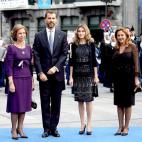 De Felipe Varela, en negro con pedrer&iacute;a y chaqueta de punto.