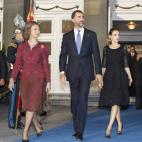 De Felipe Varela, con vestido negro evas&eacute;e y coleta alta.