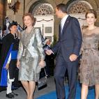 De Felipe Varela, en gris y marr&oacute;n, con transparencias y flores.