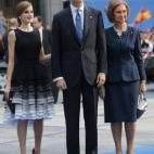 De Felipe Varela, con vestido de volantes en degrad&eacute; de negro a gris, y zapatos de Magrit. Estrenaba por primera vez una joya de pasar, el collar de perlas de la reina Victoria Eugenia.