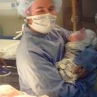 "Me dijeron que esperara en el pasillo mientras a mi mujer le hacían una cesárea de emergencia. Cuatro minutos después, me dijeron que entrara y me pusieron en brazos a nuestra preciosa niña. Me enamoré de ella nada más verla y no la cambi...