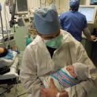 "Los médicos hicieron esta foto de mi prometido cogiendo a nuestro hijo por primera vez (¡no me tengáis en cuenta ahí al fondo!). Mi chico es adoptado y nunca encontró a sus padres biológicos, así que fue muy emocionante que conociera a s...