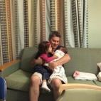 "Mi marido en el hospital con nuestras dos niñas. ¡Él estaba tan feliz! Desafortunadamente, lo perdimos cuatro meses después de este momento".