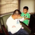 "Mi marido con nuestro tercer hijo nada más nacer. La felicidad y el amor lo desbordaron, al igual que le pasó con los dos anteriores. Me siento afortunada de tenerlo y de que sea el padre de mis hijos".