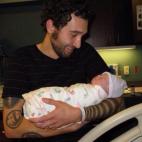 "Mi marido Cory dijo que se sintió muy pequeño en el universo en esta foto. Éste es él con nuestra primera hija, Beatrix".