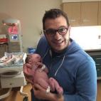 "Me sentí inmediatamente diferente, como si ya no viviera para mí. Era el tercero ahora. O cuarto, si se incluye a mi perro. Cuando la médico terminó dijo 'Todo está bien. Puedes llevarle con su mamá ahora'. El único problema era que yo n...