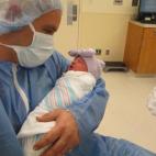 "Él estaba asustado por mí (las cesáreas pueden parecer bastante violentas), pero vio su carita y la cogió. Amor a primera vista".