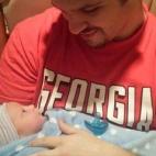 "Mi prometido y mi pequeño. Le encantaba oír la voz de su padre ya antes de nacer, así que cuando dijo 'hola' él sabía perfectamente quién era. Aún le encanta escucharlo".