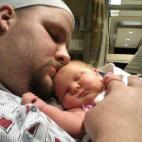 "Estaba en Cuidados Intensivos y él fue el primero en cogerla. Me estaba recuperando de una cesárea de urgencia y no pude cogerla hasta 22 horas después de nacer. Me dijo que lo primero que pensó fue 'oh, Dios mío'. Y entonces se enamoró d...