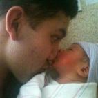 "Mi marido estaba atrapado en Illinois y cuando le mandaba fotos de nuestro hijo tras nacer, se puso a llorar en el aeropuerto. No llegó hasta seis horas después de nacer el niño, pero esta foto es la mejor de cuando se conocieron".