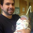 "Mi marido después de que le pusieran a nuestro hijo en brazos. Lo primero que pensó: 'Gracias a Dios que está limpio y su cabeza es perfectamente redonda".