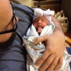 "Mi marido, Jamie, cogiendo a nuestra hija Mackenzie por primera vez".