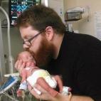 "Mi novio no pudo coger a nuestra hija hasta pasado un mes. La primera vez fue el Día del Padre del año pasado y dijo que era el mejor regalo que podía tener. El resto de los 124 días que pasó en la UCI la cogimos siempre que pudimos".